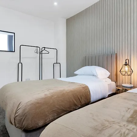Birmingham City Modern Apartment - Table Tennis - Pool-3