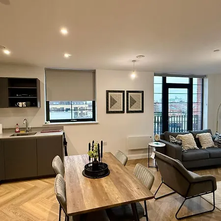 Serene- Stunning Two Bedroom 2 Washroom, Spacious, Dual Aspect Lounge, Jwellery Quarter, Birmingham City Centre-2