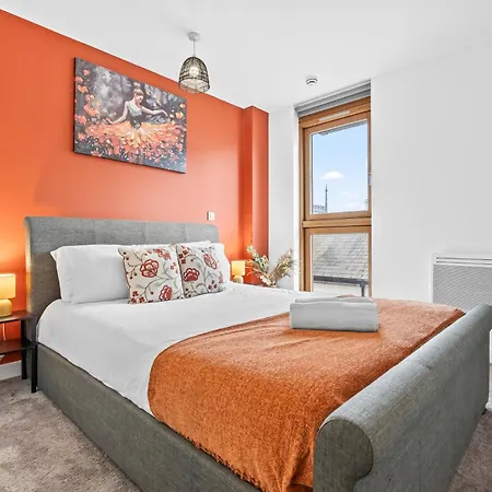 2 Bedroom Birmingham Central Apartment With Balcony-3
