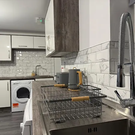 Elegance Meets Comfort Free Parking Wifi Netflix And Ensuite Bathrooms-2