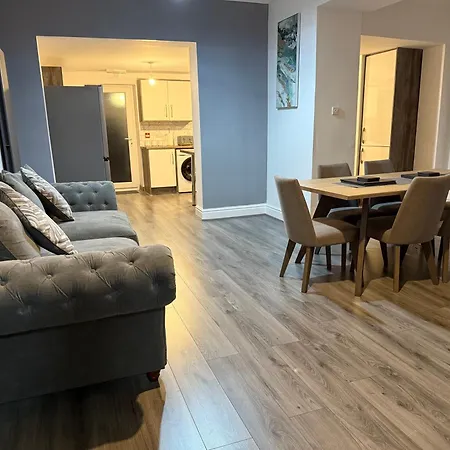 Elegance Meets Comfort Free Parking Wifi Netflix And Ensuite Bathrooms-3