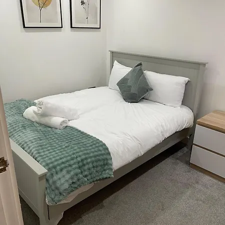 2 Bedroom City Centre Apartment!-3