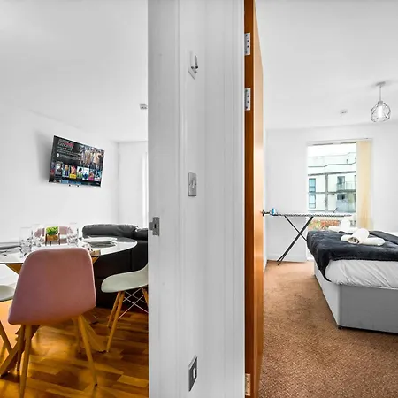Spacious 2 Bed Apartment And Free Parking-3