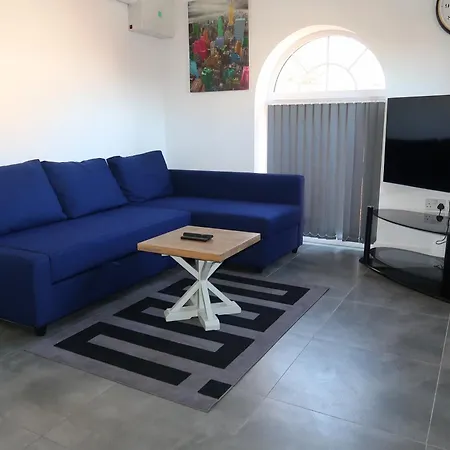 Classic Nest-Sleeps 6-Free Parking-High Speed Wifi-3