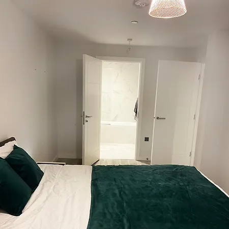 Central Birmingham Pool Table Fast Wifi Sleeps Up To 6 Parking Nearby-3