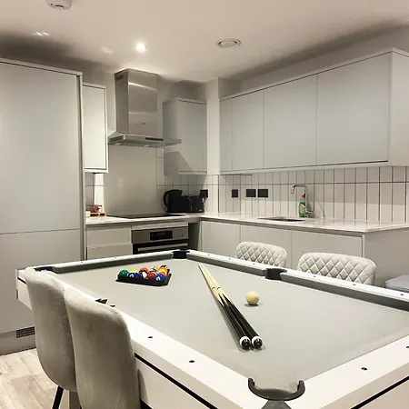 Central Birmingham Pool Table Fast Wifi Sleeps Up To 6 Parking Nearby-2