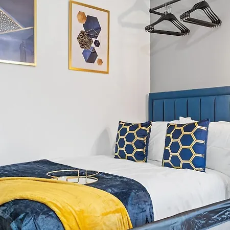 Stylish Birmingham Apartment For Groups, Family & Work-3