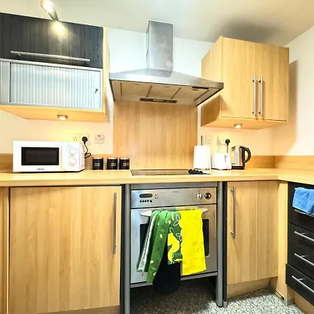 1 Bedroom Flat With Free Underground Parking In Birmingham Central-3