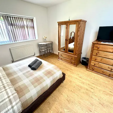 Birmingham Central Spacious Studio Flat Wifi Parking-3