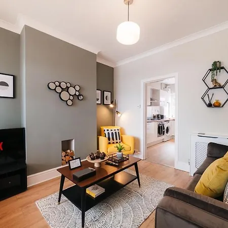 Stylish & Well Equipped Modern Home Hs2, Nec, Heartlands-3