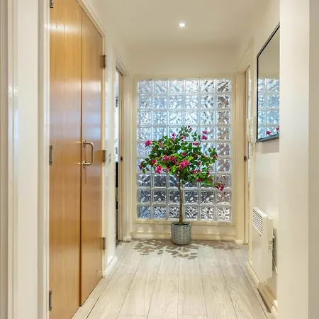 Charming Grand Central City & Bullring Location 2 Bedroom Apartment With 1 Free Parking-3