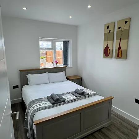 Modern Apartment Near Birmingham-2