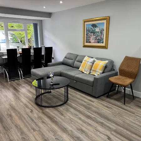 Modern Apartment Near Birmingham-3