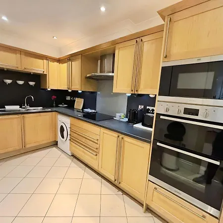 Spacious 3 Bed Apt With Parking Near Harborne High Street-3