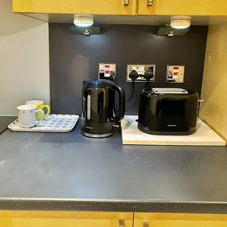 Spacious 3 Bed Apt With Parking Near Harborne High Street-2
