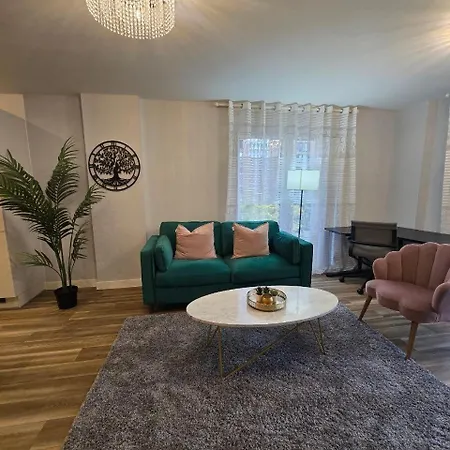Contemporary 2-Bedroom Apartment With Free Gated Parking, 2 Bathrooms - For Families, Contractors, Travellers For Business And Leisure-2