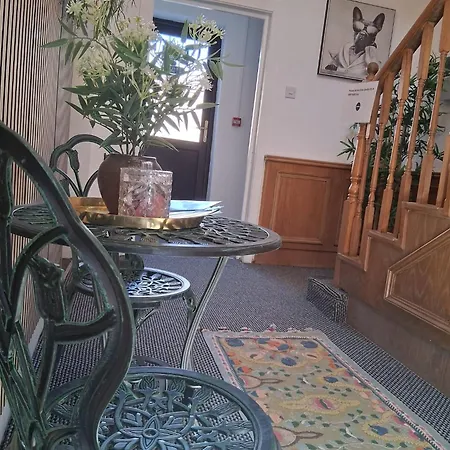 Crown House Studio Apartment-2