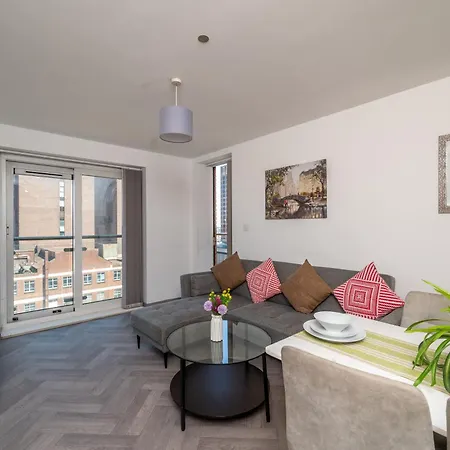 Modern City Centre Apartment Sleeps 4, Walk To Everything!-3
