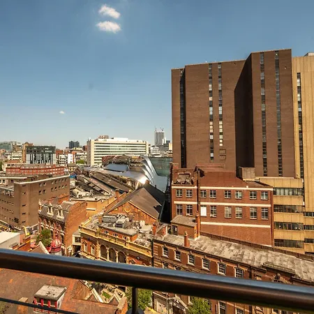 Modern City Centre Apartment Sleeps 4, Walk To Everything!-2