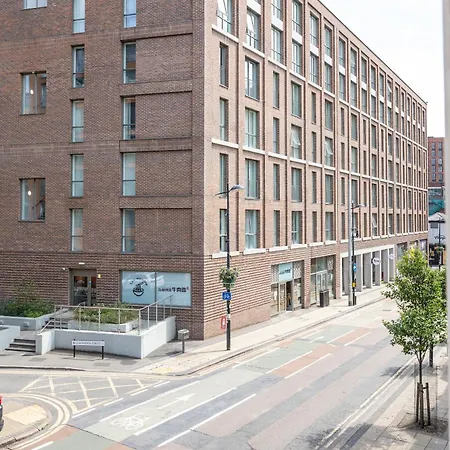 Stylish Apartment In City Centre Birmingham-3