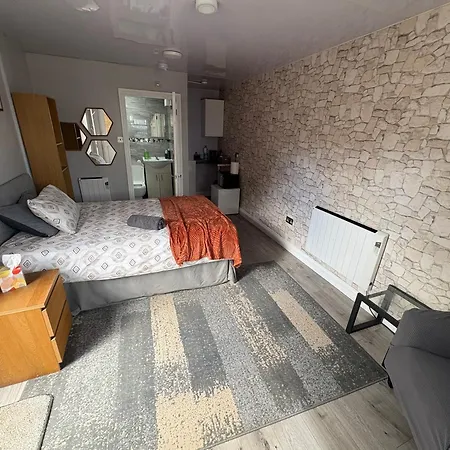Spacious En-Suite Bedroom With Free Parking-2