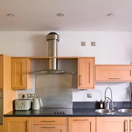 Spacious 2 Bed 2 Bath Apartment With Balcony - Birmingham City Centre-2
