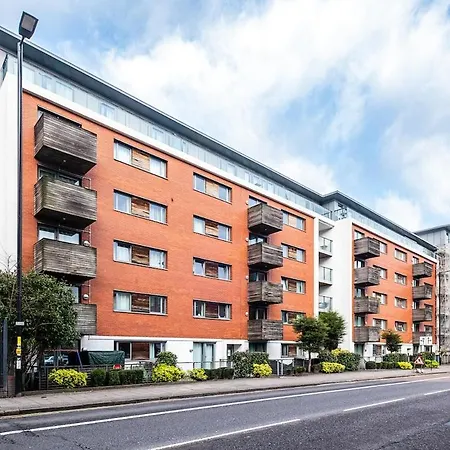 Stylish 2Bed 2Bath Apartment- Sleeps 6, Free Parking, Neflix, Disney-3