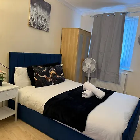 Double Bed Quinton ,Studio Fast Wifi,Netflix, No Deposit Required-2