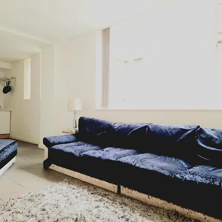 Birmingham City Centre Apartment Lift Tv-3