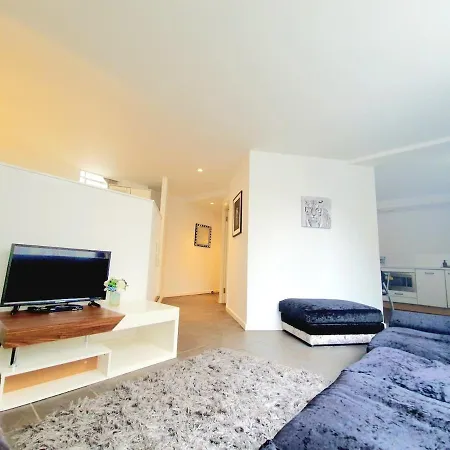 Birmingham City Centre Apartment Lift Tv-2