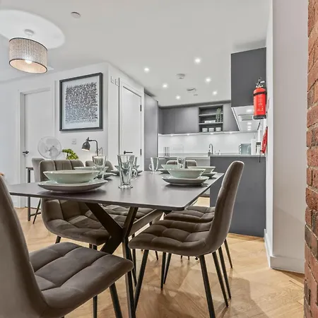 Spacious City Haven - Canal Views - City Centre-3