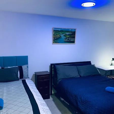 Bloom Court -Sleeps 6-Free Parking With Workspace & High-Speed Wifi-2