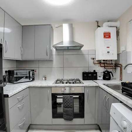 Luxury 2-Bedroom Home 10 Minutes From Birmingham City Centre-2