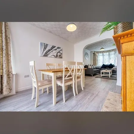Petsol Apartments, 3 Bedroom House, Free Parking, Free Wi-Fi, Near Nec & Birmingham Airport-3