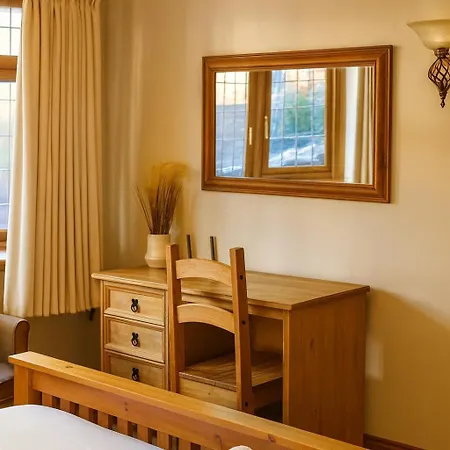 Elegant Vintage Stay Near Airport & Nec, Long-Stay Or Contractors Deal-3