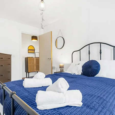 Luxury 2Bed Spacious Apartment- City Centre- Free Parking-3