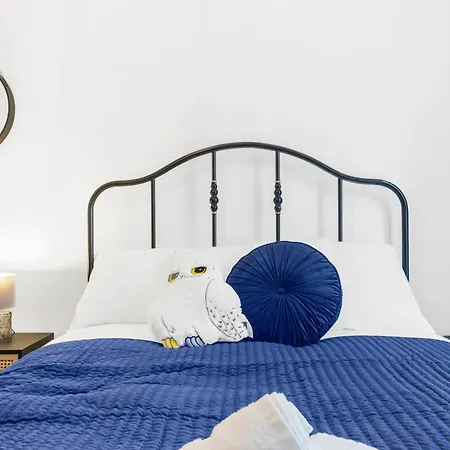 Luxury 2Bed Spacious Apartment- City Centre- Free Parking-2