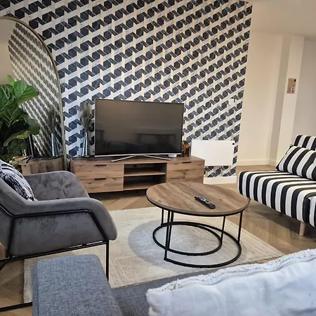Serene- Stunning Two Bedroom 2 Washroom, Spacious, Dual Aspect Lounge, Jwellery Quarter, Birmingham City Centre-3