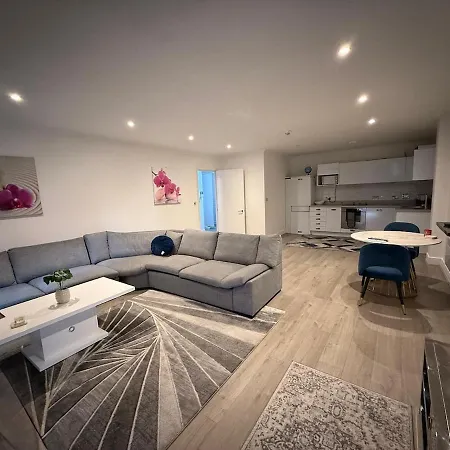 Modern City-Centre Flat With Porch-2