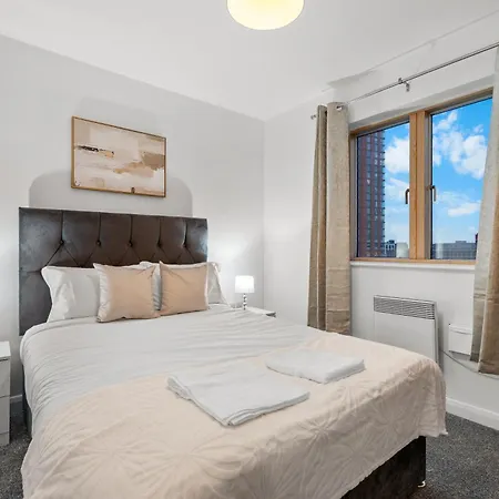 Stylish Retreat- 2 Bed City Centre Apartment-2
