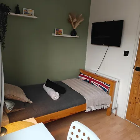 Modern Shared Home For Young Adults 10 Min To City Centre-3