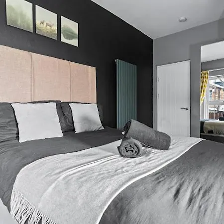 Glorious 2 - Bed Flat With Free Parking-3