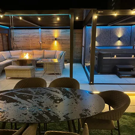 5 Bed Town House With Additional Cost Luxury Hot Tub And Within City Centre And Sleeps Up To 11 With Sky And Netflix-2