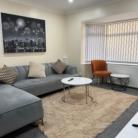 Luxury 2 Bed House And Pool Table In Harborne-3