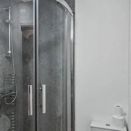 Glorious 2 - Bed Flat With Free Parking-2