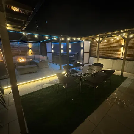 5 Bed Town House With Additional Cost Luxury Hot Tub And Within City Centre And Sleeps Up To 11 With Sky And Netflix-3