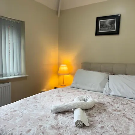 Luxury 2 Bed House And Pool Table In Harborne-2