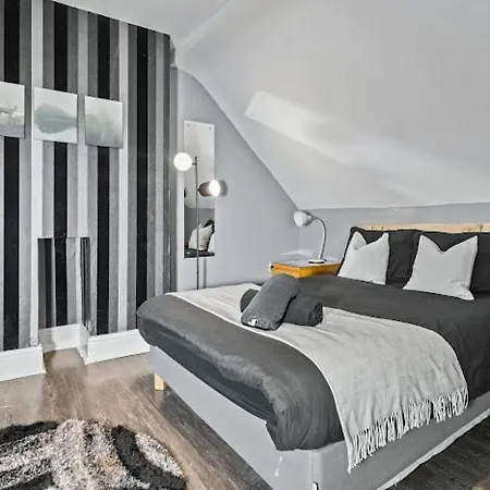 2 - Bed Haven With Free Parking-3
