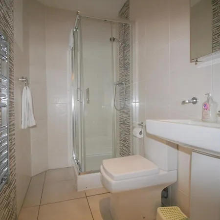 Modern Two Bedroom Apartment Birmingham City Centre - 2 Bathrooms - Sleeps 6 Guests - Free Underground Parking - Fast Speed Internet-3