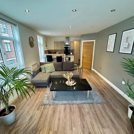 Modern Two Bedroom Apartment Birmingham City Centre - 2 Bathrooms - Sleeps 6 Guests - Free Underground Parking - Fast Speed Internet-2
